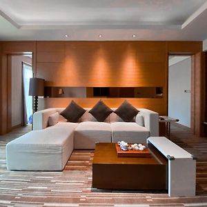 One-Bedroom King Suite Meeting Area